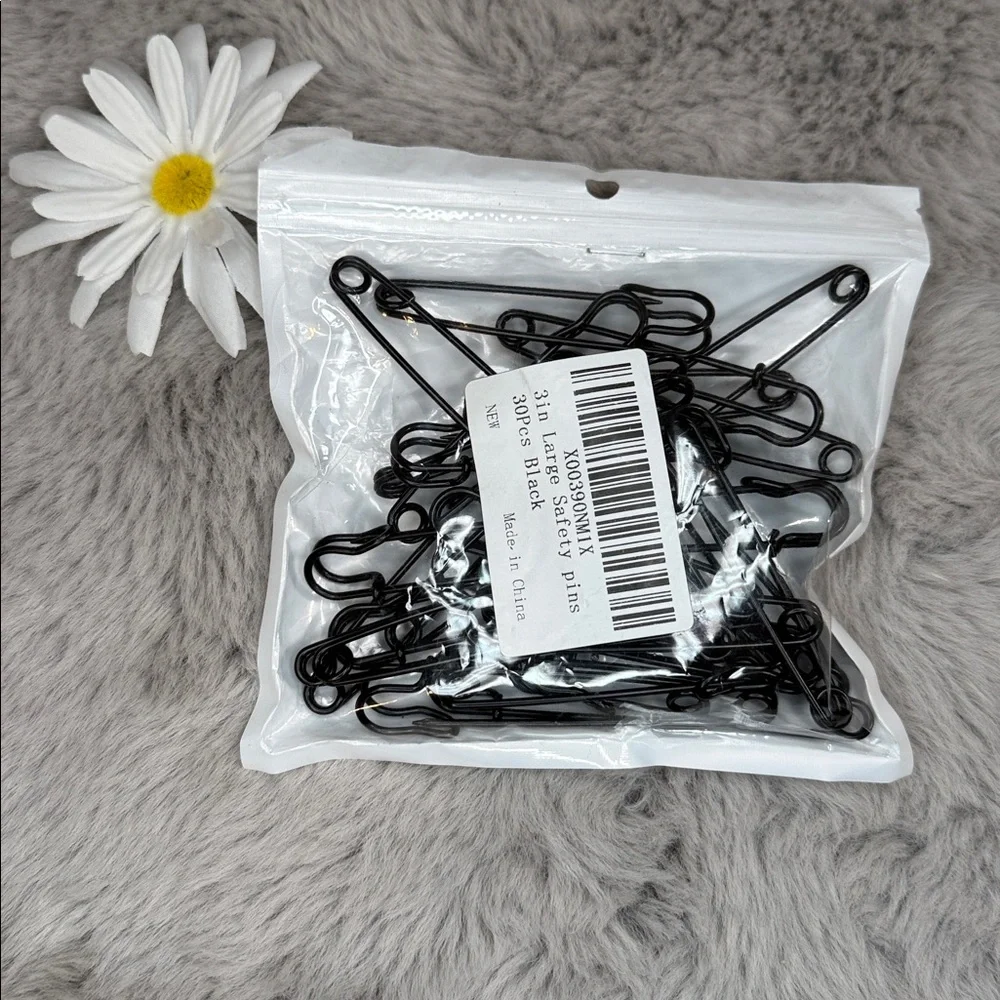 Black Safety Pins - Pack of 30 - Picture 2 of 2